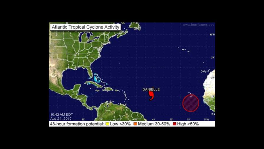 Huracán Danielle se debilita a su paso por aguas abiertas del Atlántico