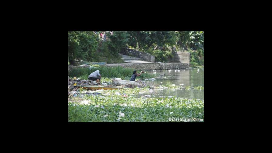Los pescadores del río Ozama desafían cólera