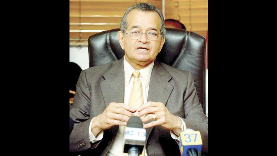 Almeyda dice Figueroa Agosto entra y sale de RD y EEUU