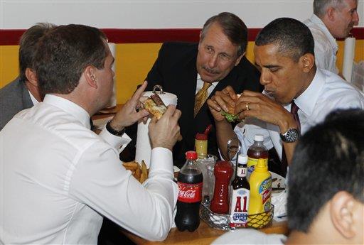 Presidente ruso degustó hamburguesas invitado por Obama