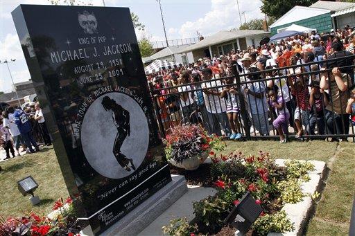 Familia y fans de Jackson le rinden tributo en aniversario su muerte