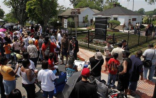 Familia y fans de Jackson le rinden tributo en aniversario su muerte