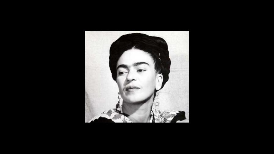 Presentan un libro con 400 fotos halladas en archivo de Frida Kahlo en 2007