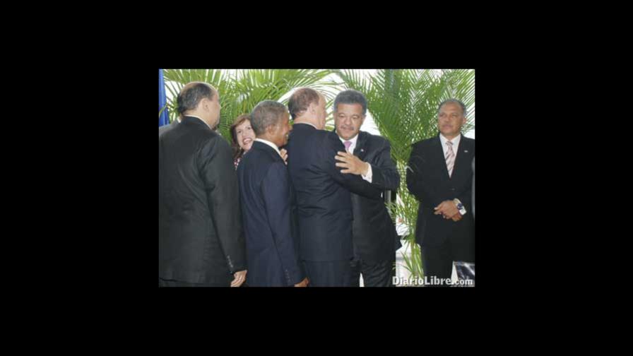 Large entourage welcomes Fernandez at AILA