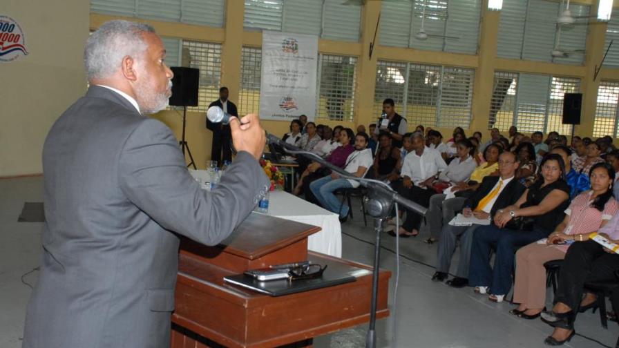 Melanio Paredes aboga por el éxito del año escolar 2010-2011