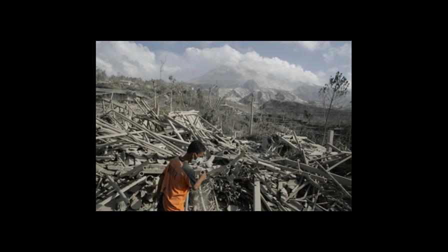 Tsunami y erupción de volcán dejan más de 340 muertos en Indonesia