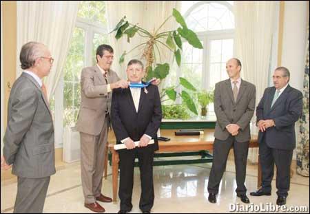 Embajada España condecora empresario Gustavo Martínez Embajada España condecora empresario Gustavo Martínez