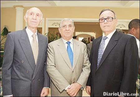 Embajada España condecora empresario Gustavo Martínez Embajada España condecora empresario Gustavo Martínez