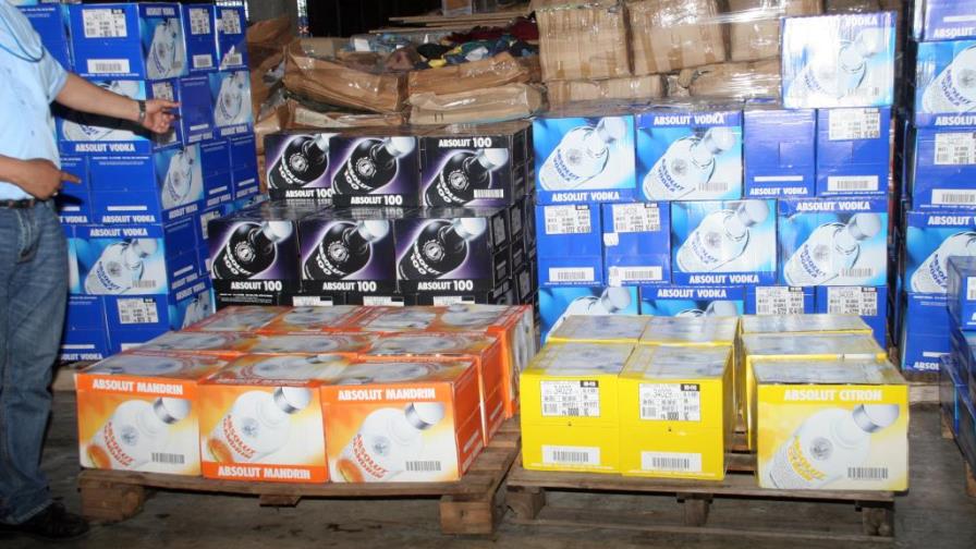 Aduanas y PN decomisan cargamento bebidas, armas y vehículos en BC