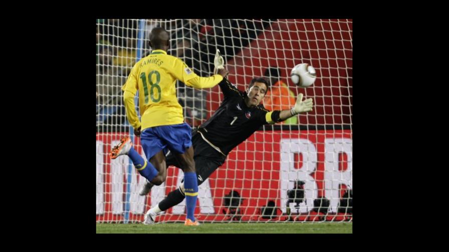 Robinho anota su primer gol y ante Chile