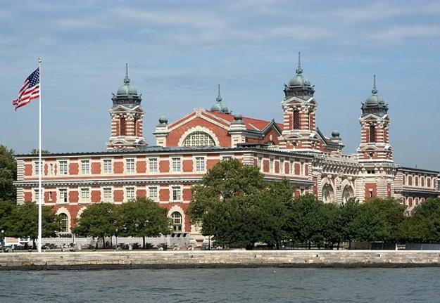 Miles dominicanos llegaron a NY a través de Ellis Island, según estudio
