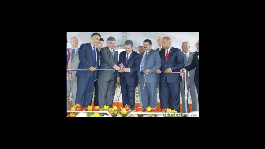 LF deja inaugurada carretera Constanza; pueblo lo reconoce