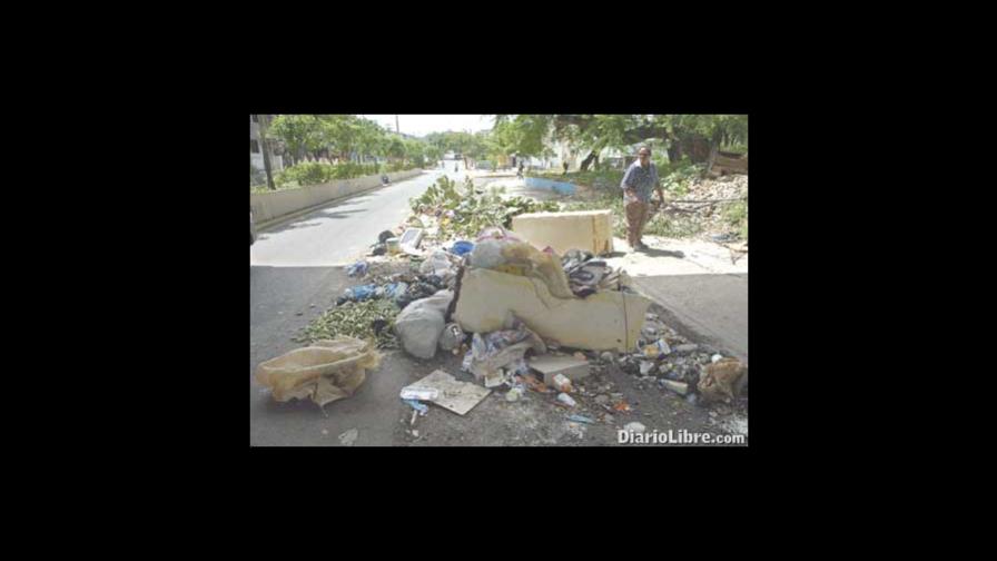 Calles de Villa Duarte se convierten en vertederos