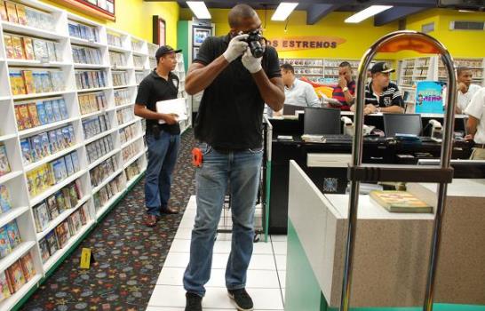 Hombre hiere tres a tiros en Movie Max de la Lincoln