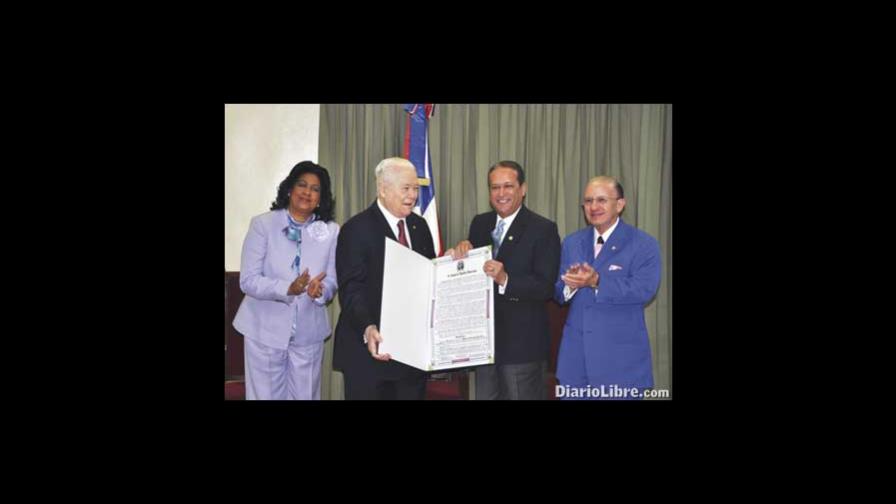 Reconocen a Melba y a Alejandro Grullón