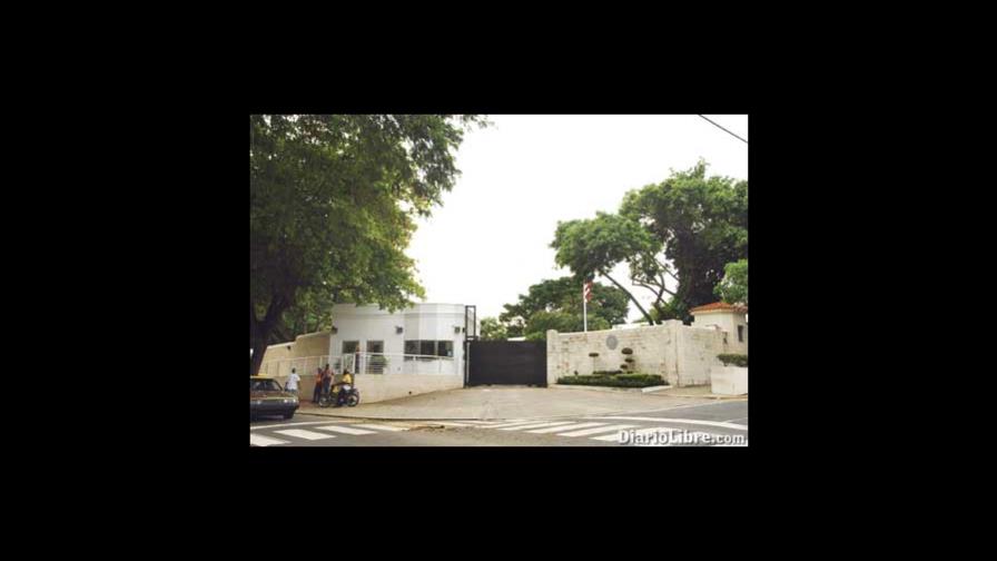 Falsa alarma de bomba interrumpe operaciones en Embajada EE.UU. en RD Falsa alarma de bomba interrumpe operaciones en Embajada EE.UU. en RD