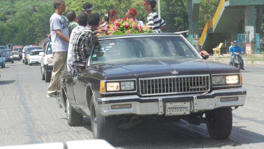 Incautan bocinas, armas y una Bandera Nacional durante sepelio