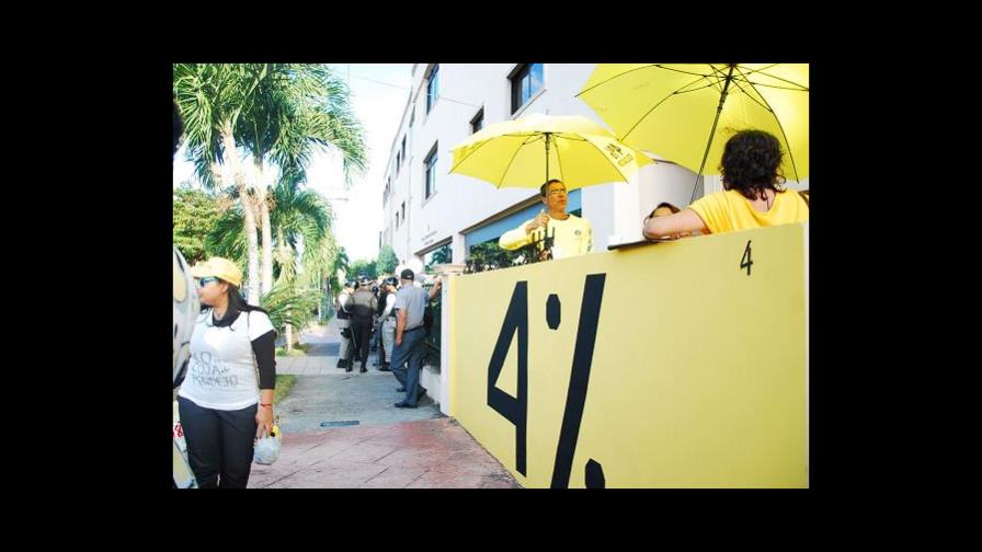 Sombrillas amarillas vuelven al Palacio por el 4% a la educación Sombrillas amarillas vuelven al Palacio por el 4% a la educación