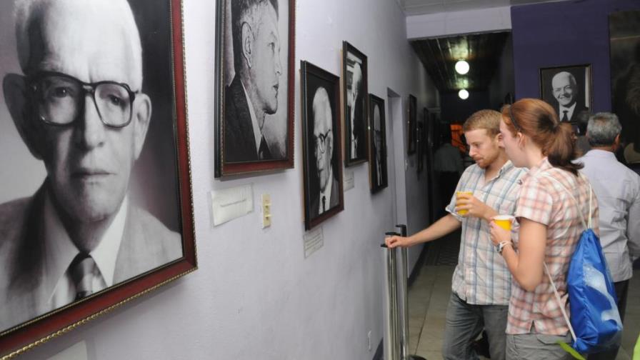 Retratos de Juan Bosch se exhibe en la Casa Nacional del PLD
