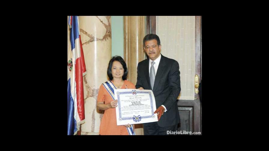 LF condecoró a ex presidenta de Filipinas