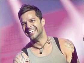 España concede nacionalidad a Ricky Martin y Benicio del Toro