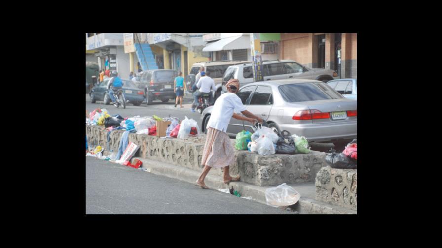 Basura permanente en isleta avenida Los Ríos