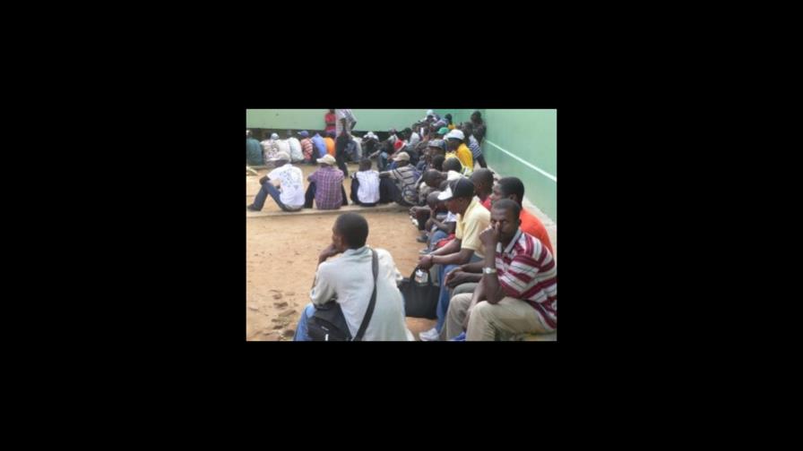 Huyendo de las bandas en Haití persiguen la muerte en carreteras de RD: 23 heridos en un accidente