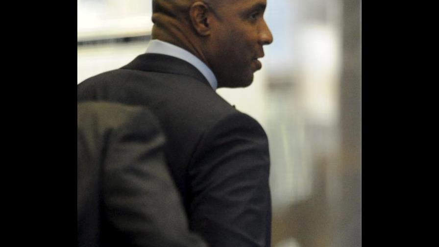 Bonds consigue le retiren uno de los cinco cargoS