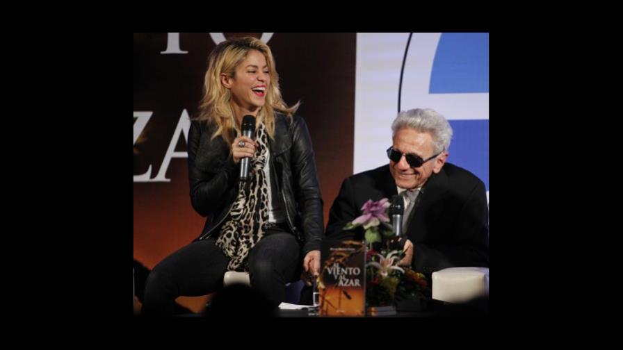Shakira asiste al lanzamiento del libro de su padre en Colombia