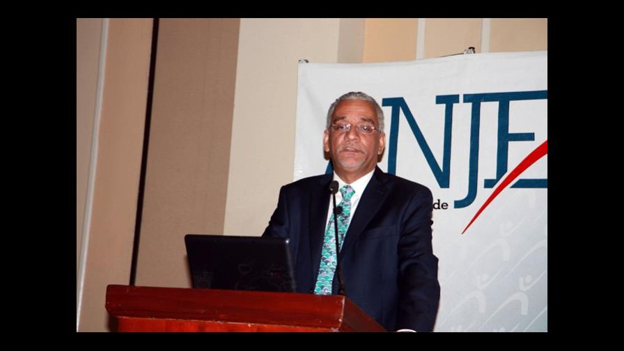 Economista prevé fuerte erosión de economía dominicana por alzas en petróleo Economista prevé fuerte erosión de economía dominicana por alzas en petróleo