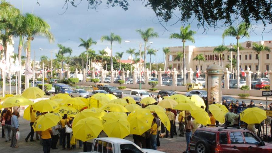Lucha por la educación en RD sataniza el color amarillo Lucha por la educación en RD sataniza el color amarillo