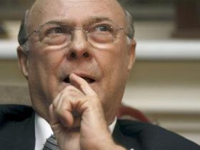 Hipólito firma el pacto Compromiso por la Educación