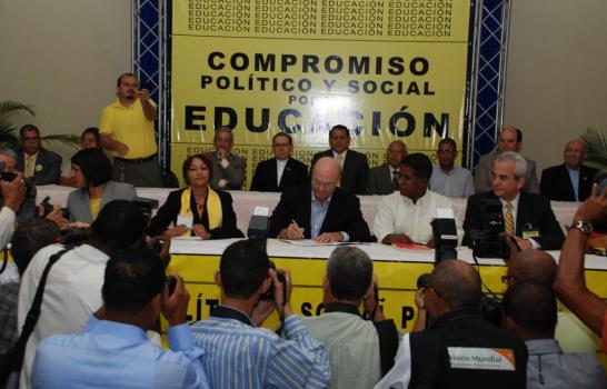 Hipólito firma el pacto Compromiso por la Educación