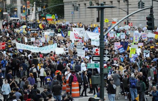 Millares de indignados vuelven a marchar contra el poder económico