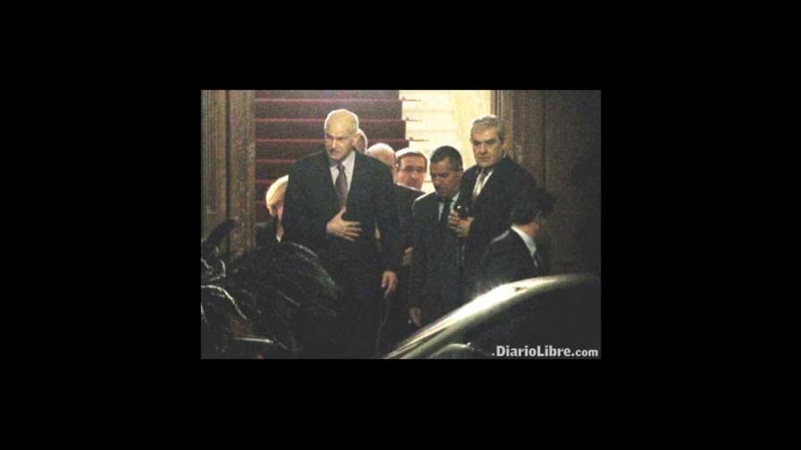 Papandréu cede el poder en Grecia tras acuerdo