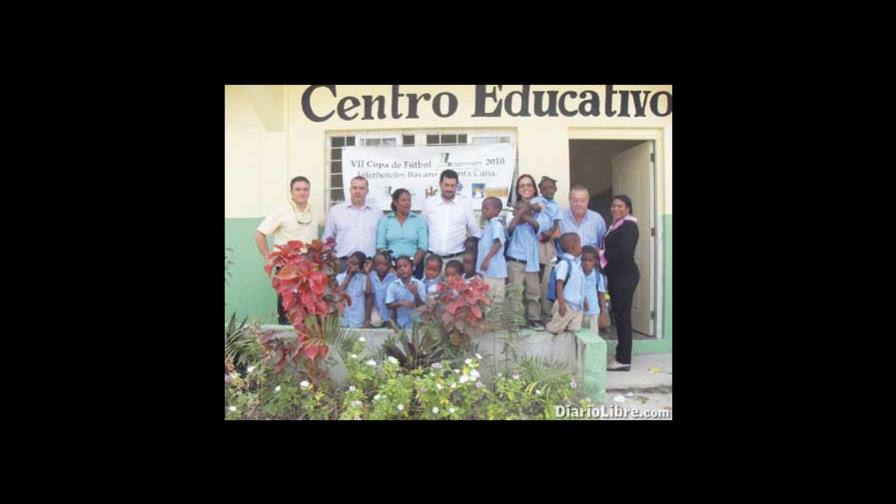 Hospiten Bávaro dona útiles escolares