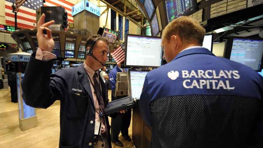 Wall Street baja 1,86 % en primera jornada tras recalificación de deuda EEUU