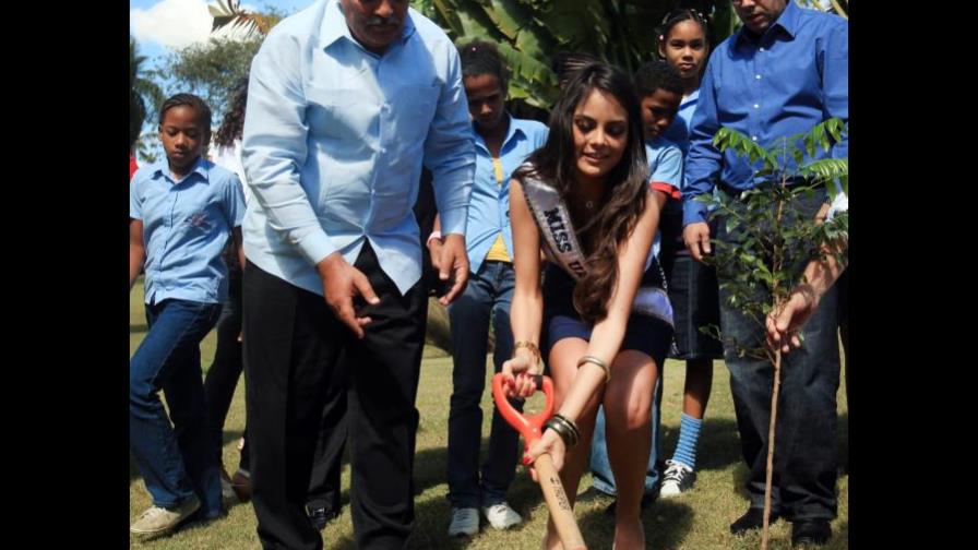 Miss Universo 2010 se une a campaña de reforestación