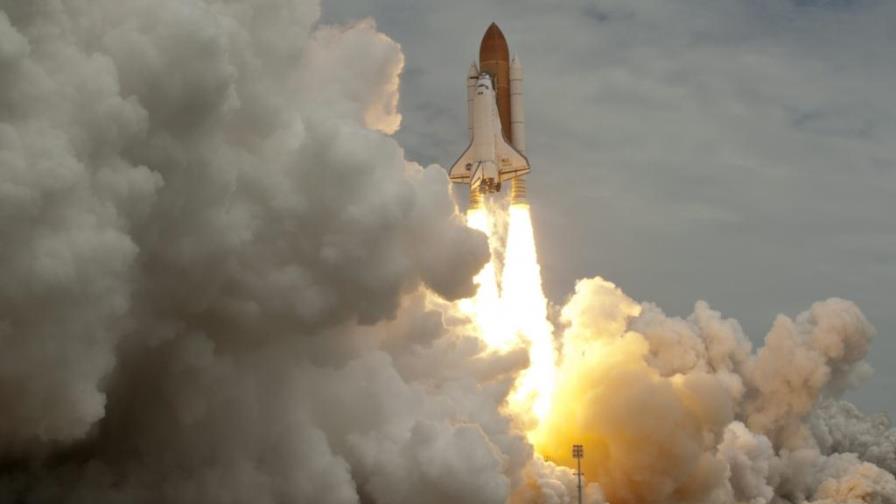 Atlantis desafía mal tiempo y parte en misión final de transbordadores