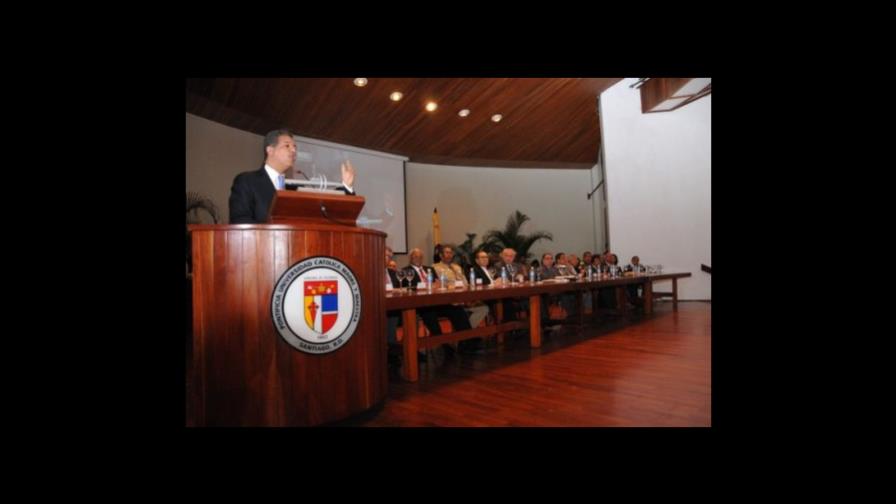 Presidente prohíbe uso de celulares en las cárceles