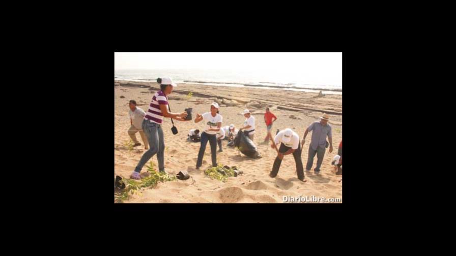 Mundo Ecológico siembra en Playa Los Cuadritos, Nigua