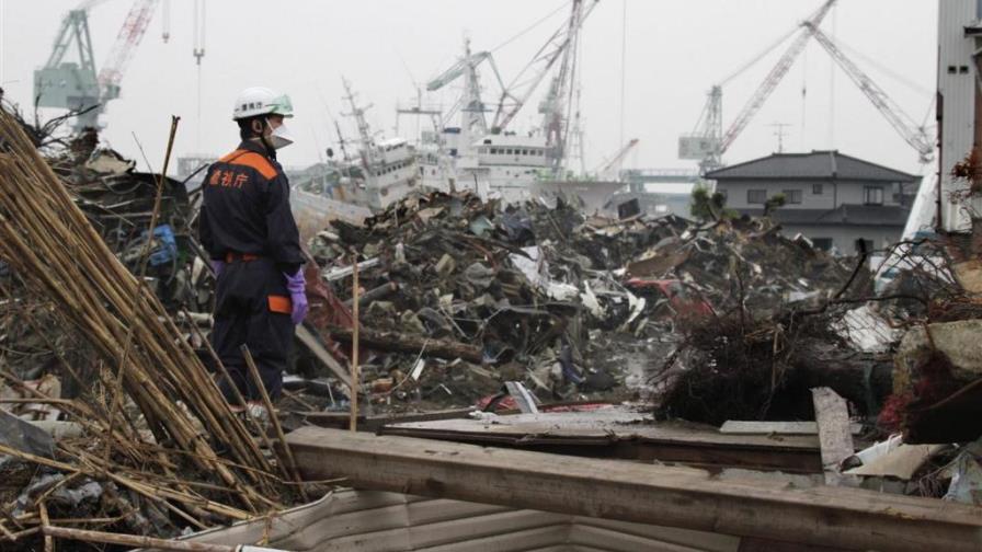 Tres meses después del tsunami, Sendai lucha contra el lodo y los escombros