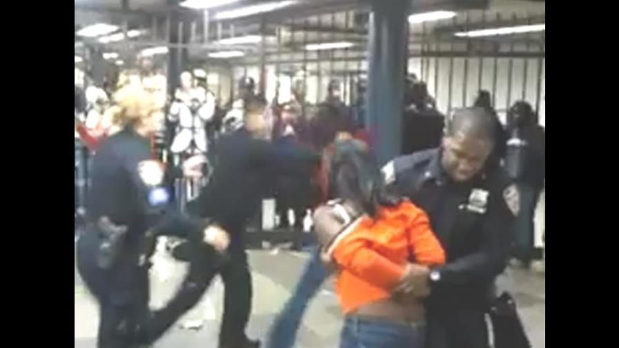 Adolescentes agreden policías para no pagar pasaje de tren en NY