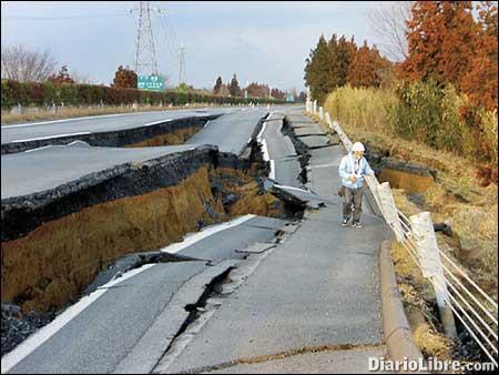 Cientos de muertos por terremoto y tsunami; declaran alerta nuclear
