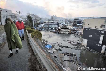 Cientos de muertos por terremoto y tsunami; declaran alerta nuclear