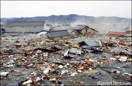 Cientos de muertos por terremoto y tsunami; declaran alerta nuclear