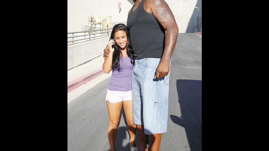Shaquille se pasea con su novia, 1,8 pies más pequeña Shaquille se pasea con su novia, 1,8 pies más pequeña