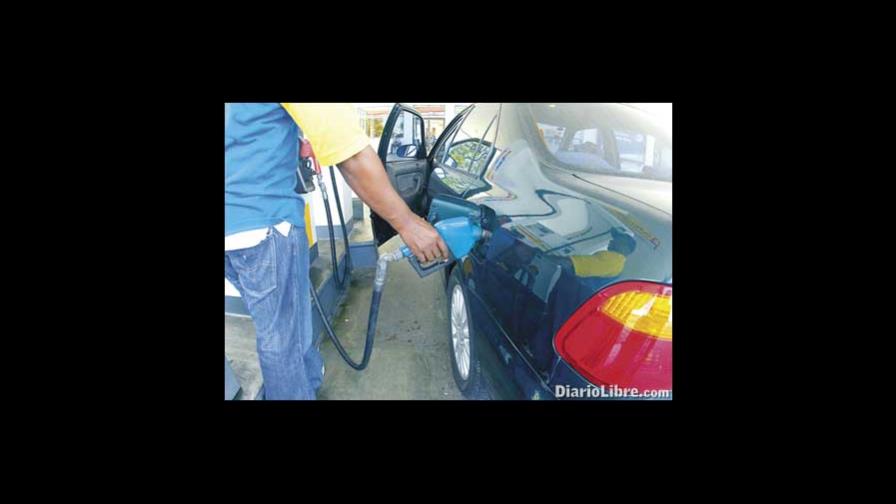 Precios de combustibles bajan entre RD$3.86 y RD$11.46