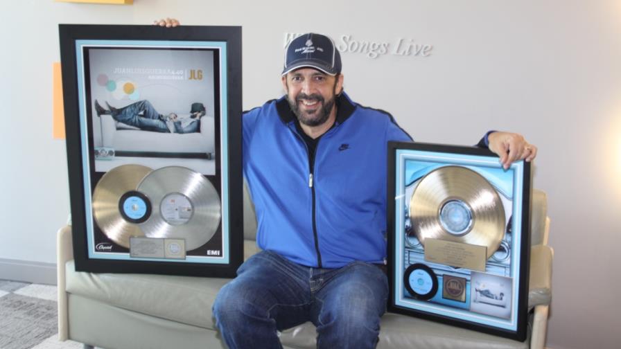 Juan Luis Guerra recibe disco platino por ‘Asondeguerra