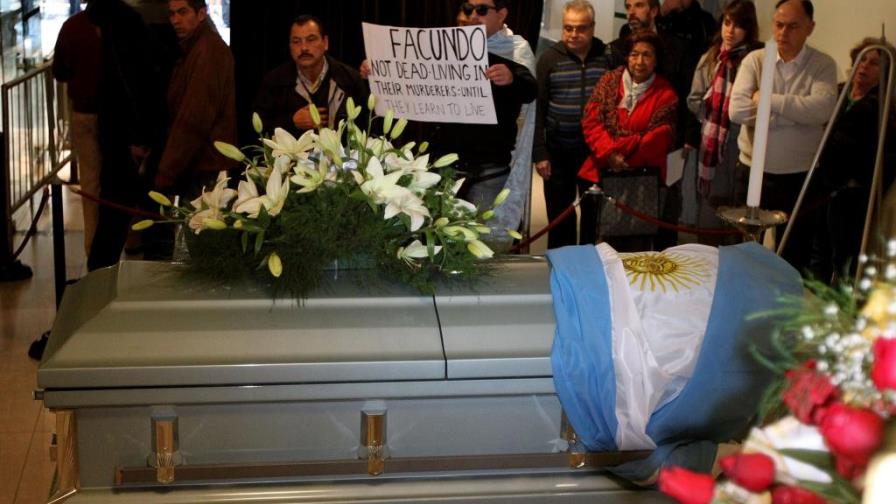 Decenas de personas dan último adiós a Facundo Cabral Decenas de personas dan último adiós a Facundo Cabral